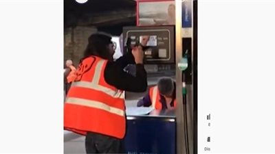 ناشطون غاضبون يتلفون مضخات البنزين ببريطانيا (شاهد)