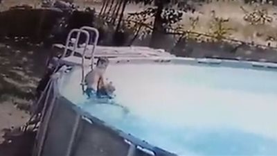 طفل ينقذ أمه من غرق محقق (شاهد)