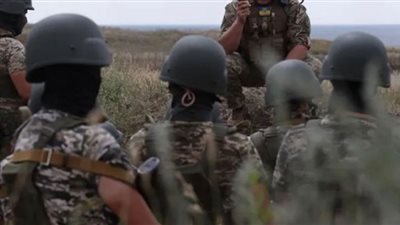 بناء حمامات ساونا داخل الخنادق لتدفئة الجنود الأوكرانيين (شاهد)