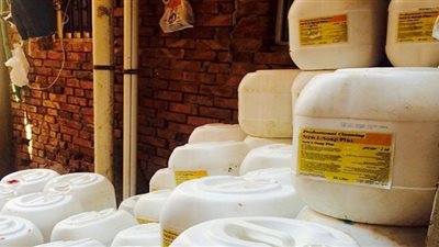 ضبط 14 طن مواد خام وأعلاف في منشآت بدون ترخيص