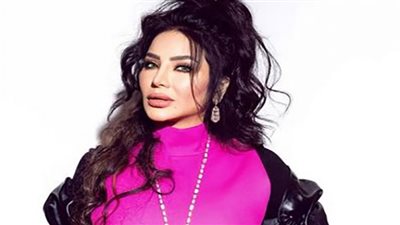 لُجين عمران تروج لأمير الشعراء بالأزرق الزاهي