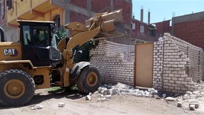إزالة 7 حالة تعدٍ بالبناء دون ترخيص في دشنا