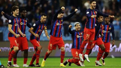 شاهد.. لحظة تأهل برشلونة إلى نهائي السوبر الإسباني من أرضية الملعب