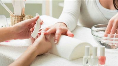 السرطان يهدد حياة سيدة بعد جلسة تنظيف أظافر