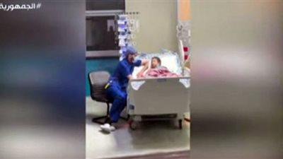 ممرض يساعد طفلة مصابة بالسرطان على النوم (شاهد)