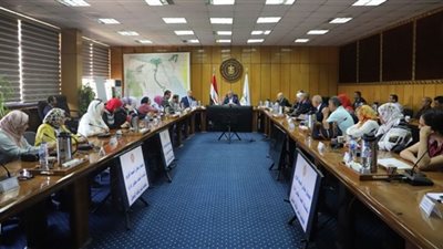 وزير القوى العاملة يلتقي العاملين بمجلة العمل لبحث مشاكلهم