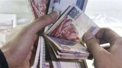 الفرق بين العملات الحقيقية والمزورة؟.. شاهد
