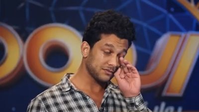 بكاء متسابق من الدقهلية خلال مشهد تمثيلي ببرنامج الدوم (فيديو)