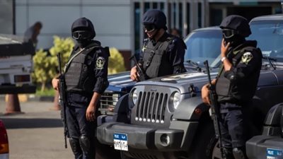 تجديد حبس 3 عاطلين لحيازتهم 10 آلاف قرص مخدر داخل سيارة بالوايلى