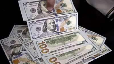 الدولار يتراجع من أعلى مستوى له بنحو 0.79%