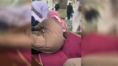 سعودي يتخلى عن ردائه لتغطية باكستاني يشعر بالبرد (شاهد)