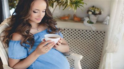 شُرب الحامل للشاي والقهوة يؤثر على الجنين.. دراسة تحذر من كارثة