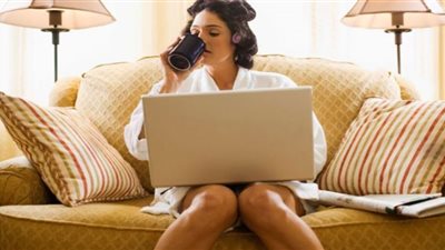 هل يسبب العمل من المنزل هشاشة العظام؟.. خبراء الصحة يجيبون