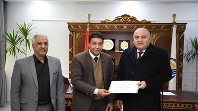 محافظ قنا يُكرِّم نجل فنان الفوتغرافيا عبدالرحيم حمزة