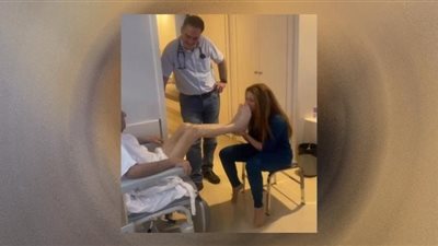 شاكيرا تقبل قدم والدها.. وإشادة كبيرة من الجماهير