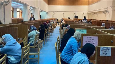 طلاب كليات القطاع الطبي بجامعة كفر الشيخ يؤدون امتحانات الفصل الدراسي الأول إلكترونيًا