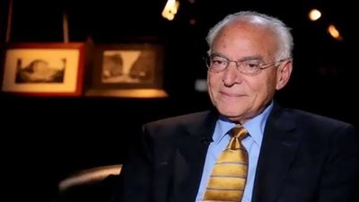 فاروق الباز يكشف حقيقة اقتراب كويكب عملاق من الأرض.. شاهد