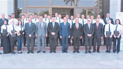 وزير الطيران للخريجين: ضرورة مواكبة أحدث برامج التدريب المتطورة ونظم الجودة الشاملة والتفانى فى العمل والانضباط