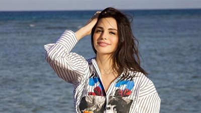 آمال ماهر تتألق بالجينز أمام أحد الشواطئ (صور)