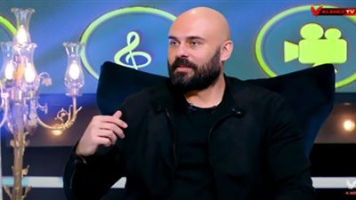 أحمد صلاح حسني يكشف سر اعتزال الكرة واقتحام عالم الفن (فيديو)
