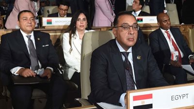 رئيس الوزراء يعود إلى القاهرة بعد مشاركته في قمة 