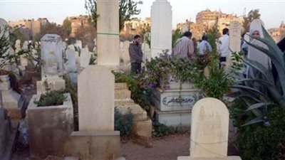 حكم المسح على القبر وتقبيله