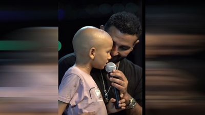 لافتة إنسانية من أحمد سعد مع طفل مريض بالسرطان (فيديو)