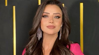 رضوى الشربيني تبرزُ جمالها بميني جيب ومكياج جذاب في 