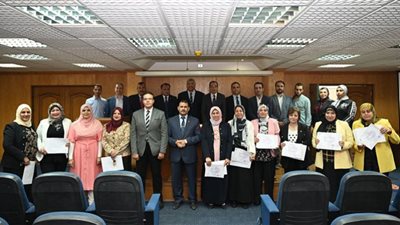 رئيس جامعة الفيوم يكرم المتدربين في دورة المدرب المحترف