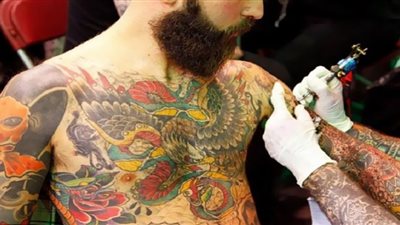 الوشم.. عادة غريبة قد تُنهي حياتك