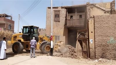 تنفيذ 3 حالات إزالة لمنشآت آيلة للسقوط بمدينة دشنا