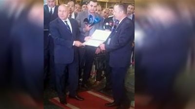 وزير النقل يكرم قائد قطار نزف من عينه واستكمل رحلته