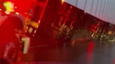 عاصفة قوية تقلب شاحنات ثقيلة (فيديو)