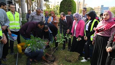 رئيس جامعة الفيوم يشارك الطلاب في تشجير الحرم الجامعي