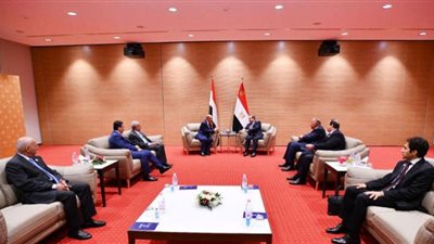 السيسي يلتقي بالعليمي لتباحث قضايا مشتركة على هامش القمة العربية في الجزائر