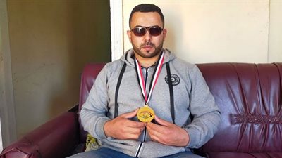 بطل العالم في رفع الأثقال للمكفوفين يحلم بلقاء الرئيس وراعيًا رسميًا.. شاهد