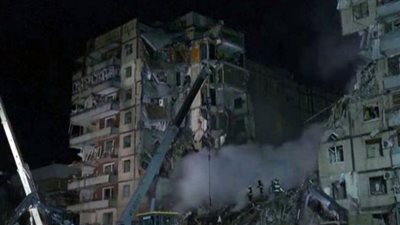 الظلام يسيطر على عمليات البحث عن ناجيين بمبنى دنيبرو (فيديو)
