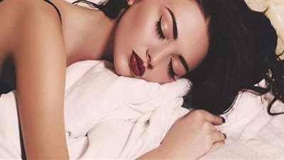 أضرار خطيرة عند النوم بالمكياج