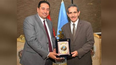 محافظ الغربية يكرم رئيسا حى أول وثانى طنطا لتفانيهما فى العمل