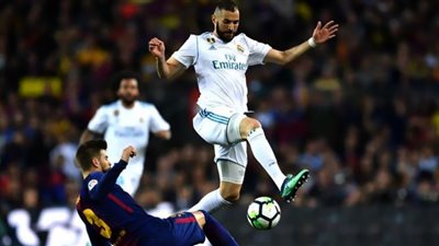 بنزيما يعادل رقم بيكيه في كلاسيكو بين برشلونة وريال مدريد