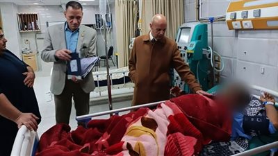 وكيل صحة الشرقية يطمئن علي حالة أحد موظفي إدارة التموين الطبي