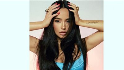 بيكي جي بفستان مطرز بزخرف التاروت في حفل MTV