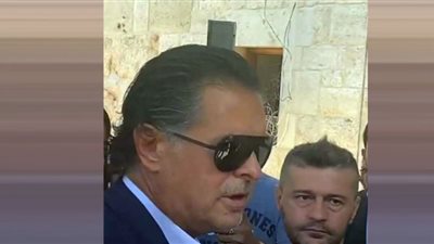 جنازة جورج الراسي.. راغب علامة ووائل جسار أول الحاضرين (فيديو)