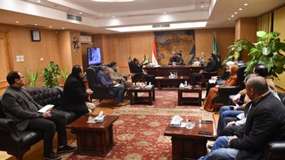 محافظ الفيوم يتابع مع رؤساء الأحياء آلية العمل بملفات النظافة ومخالفات البناء