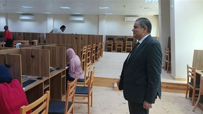 رئيس جامعة كفرالشيخ يتفقد اختبارات مبادرة 