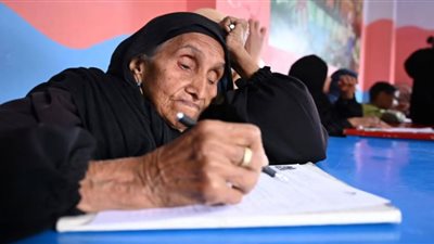 مسنة فى الثمانين تجتاز امتحان محو الأمية بجدارة