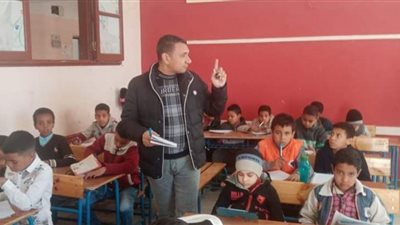 تلاميذ الصف الرابع والخامس الابتدائي بقنا يؤدون امتحان 