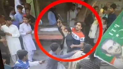 إصابة عمران خان بعد إطلاق النار عليه (شاهد)