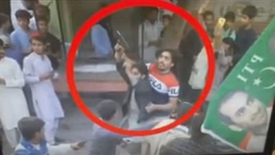 لحظة القبض على مطلق النار على عمران خان (شاهد)