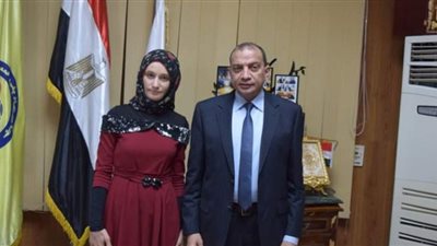 رئيس جامعة بنى سويف يستقبل ياسمين محمود بعد تخرجها كأول طالبة 
